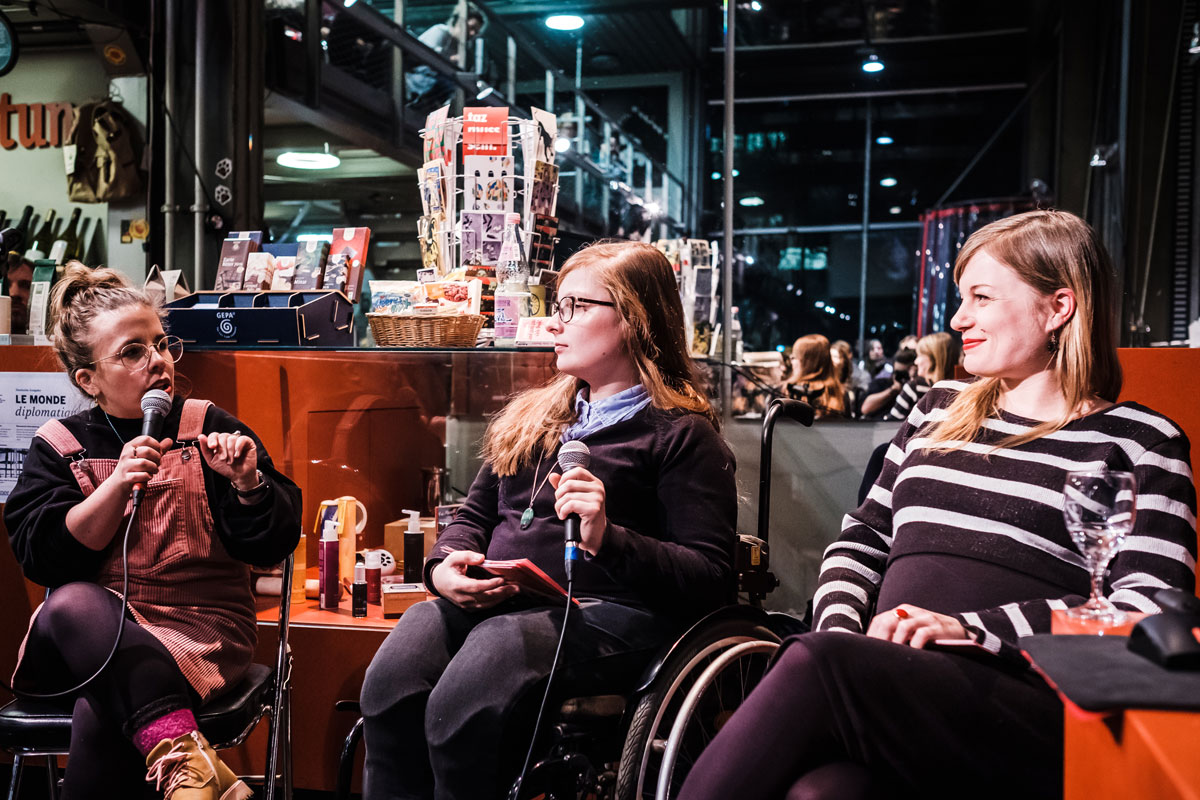 Drei Frauen, eine davon im Rollstuhl, in einer Interviewsituation