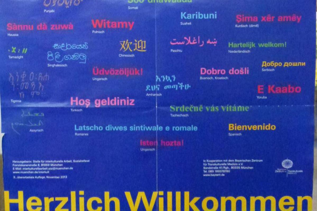 Plaket mit Schriftzug Herlich Willkommen in verschiedenen Sprachen
