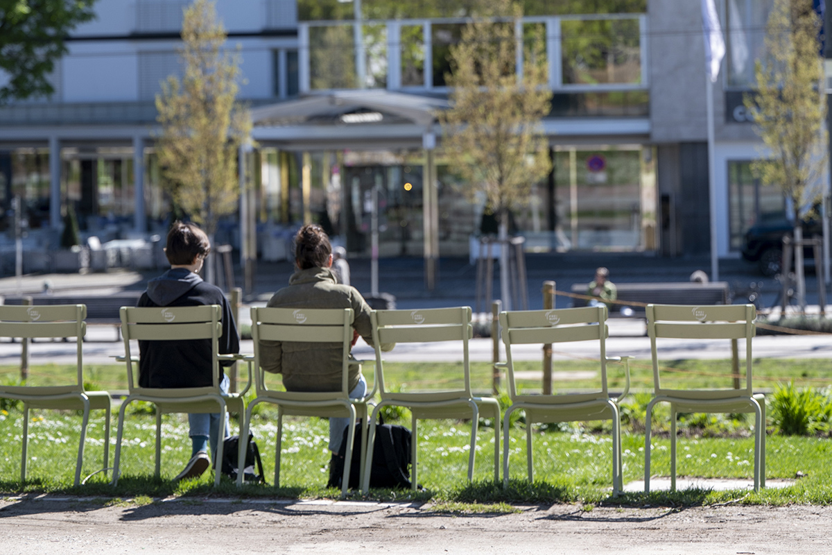 Personen sitzen auf Stühlen im Colombipark