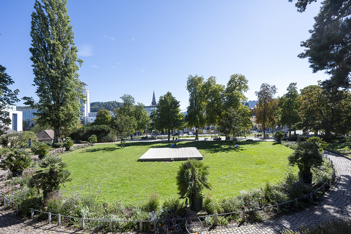 Blühender Park in der Freiburger Innenstadt
