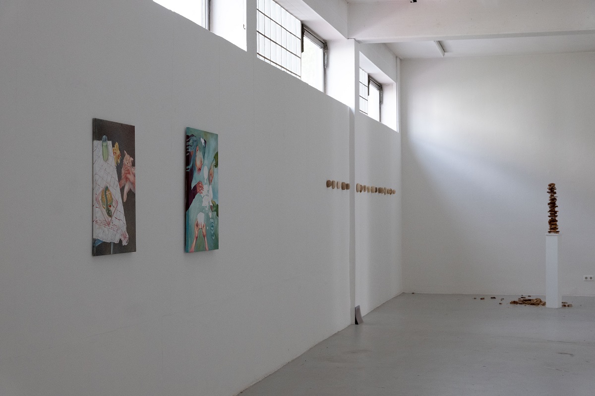 Ausstellungsansicht, Malereien von Malin Gabele, Installation mit Brötchen von Rebecca Speth