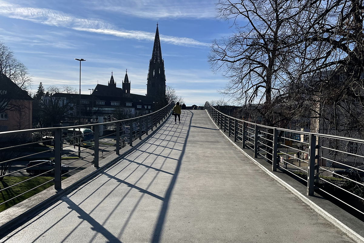 Brücke, die in die Innenstadt führt; im Hintergrund das Münster